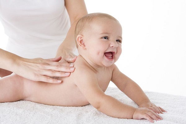 Trẻ sơ sinh có nhiều lông có sao không? | Những điều mẹ cần biết khi cơ thể con xuất hiện nhiều lông